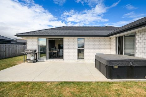 Photo of property in 20 Sardinia Grove, Fitzherbert, Palmerston North, 4410