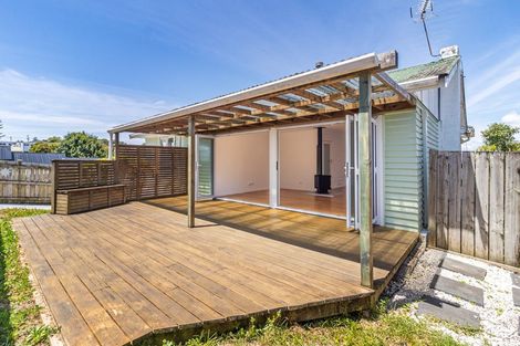 Photo of property in 15 Stottholm Road, Titirangi, Auckland, 0604