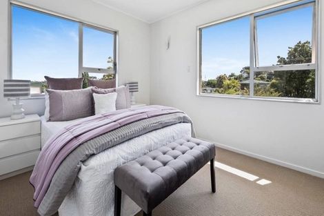 Photo of property in 16 Colin Wild Place, Glenfield, Auckland, 0629