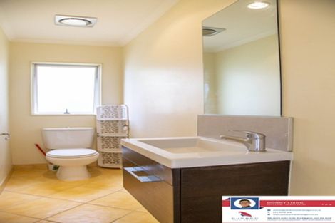 Photo of property in 6 Canary Place, Unsworth Heights, Auckland, 0632