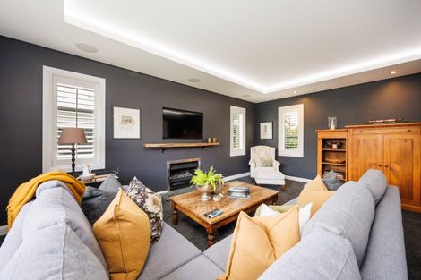 Photo of property in 5 Fairway Grove, Hokowhitu, Palmerston North, 4410