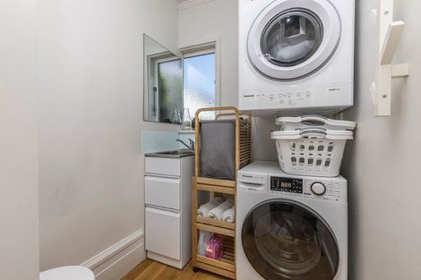 Photo of property in 318 Queens Drive, Lyall Bay, Wellington, 6022