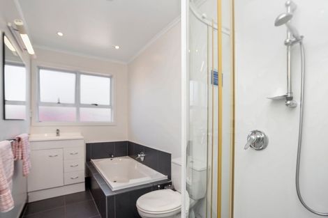 Photo of property in 15 Tiki Street, New Lynn, Auckland, 0600
