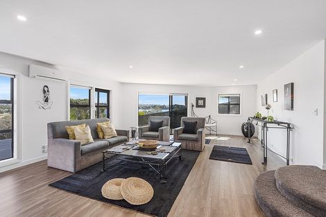 Photo of property in 10 The Crescent, Tindalls Beach, Whangaparaoa, 0930