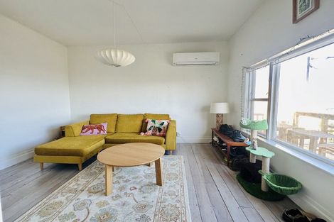 Photo of property in 438 The Esplanade, Island Bay, Wellington, 6023