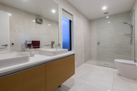 Photo of property in 21 Aikmans Road, Merivale, Christchurch, 8014