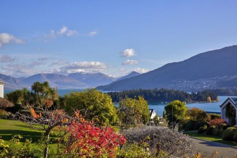 Photo of property in 14 Milward Place, Kelvin Heights, Queenstown, 9300