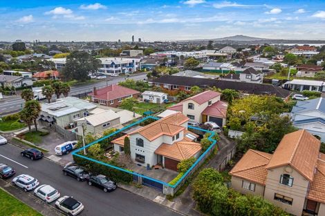 Photo of property in 1/2 Valley Road, Northcote, Auckland, 0626
