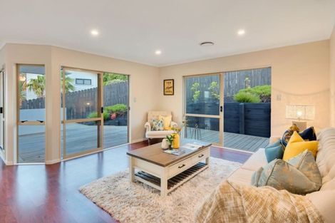 Photo of property in 32 Canary Place, Unsworth Heights, Auckland, 0632