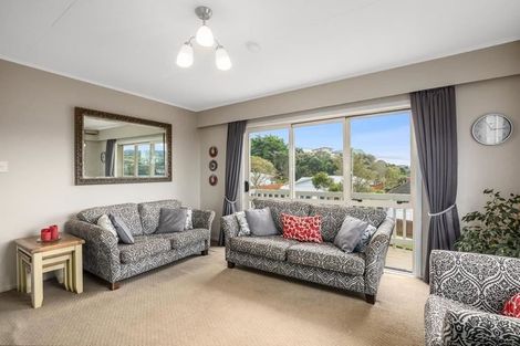 Photo of property in 3 Mckelvey Place, Tawa, Wellington, 5028