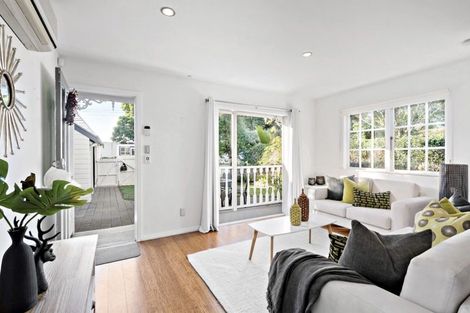 Photo of property in 49 Roslyn Terrace, Stanley Point, Auckland, 0624