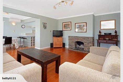 Photo of property in 296 East Coast Road, Forrest Hill, Auckland, 0620
