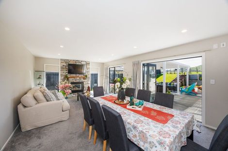 Photo of property in 42 Cyprus Place, Fitzherbert, Palmerston North, 4410