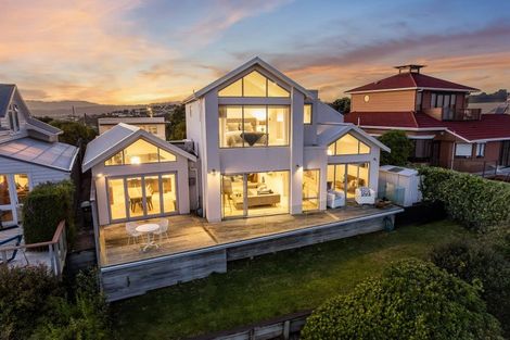 Photo of property in 8 Nevay Road, Karaka Bays, Wellington, 6022