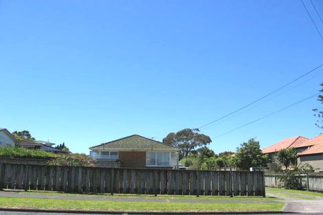 Photo of property in 1/11 Dallinghoe Crescent, Milford, Auckland, 0620
