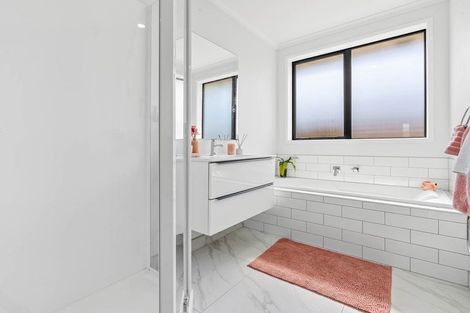 Photo of property in 21 Dumas Place, Rosehill, Papakura, 2113