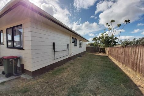 Photo of property in 2/5 Pureora Place, Clendon Park, Auckland, 2103