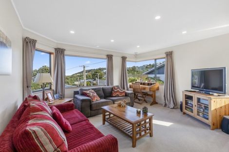 Photo of property in 8a Pekanga Road, Normandale, Lower Hutt, 5010