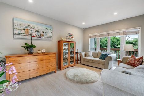 Photo of property in 15 Springwater Vale, Unsworth Heights, Auckland, 0632