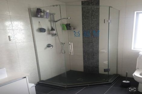 Photo of property in 20 Harrowglen Drive, Northcross, Auckland, 0632