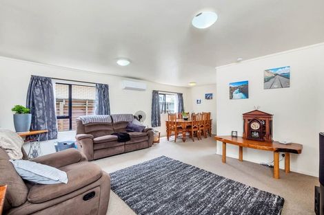 Photo of property in 2/8 Mchardy Place, Glenfield, Auckland, 0627