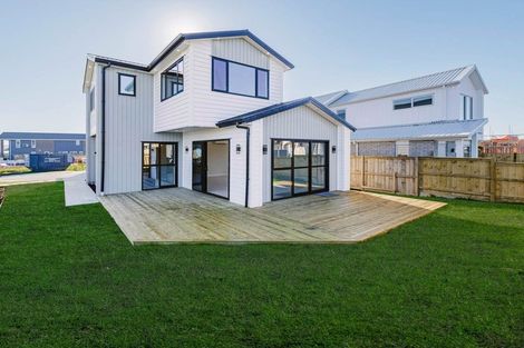 Photo of property in 1 Whata Street, Clarks Beach, 2122