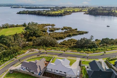 Photo of property in 32 Omahuru Road, Glenbrook, 2681