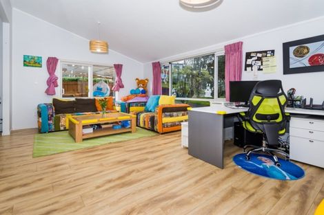 Photo of property in 71 Ravenwood Drive, Forrest Hill, Auckland, 0620