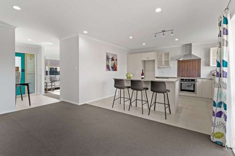 Photo of property in 37 Breaker Grove, Waiuku, 2123