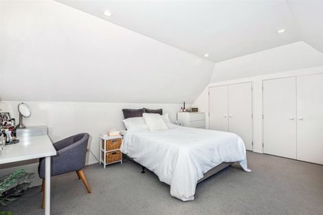 Photo of property in 1/140a East Coast Road, Forrest Hill, Auckland, 0620