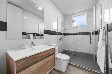 Photo of property in 4b Hilton Close, Fairview Heights, Auckland, 0632