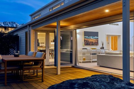 Photo of property in 5 Cedar Drive, Kelvin Heights, Queenstown, 9300
