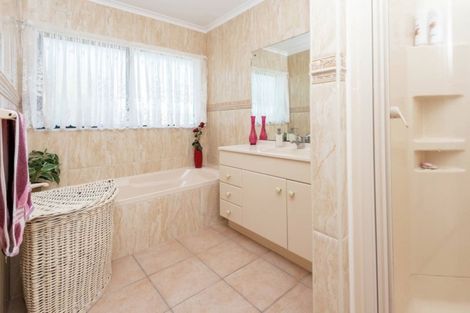 Photo of property in 2 Ballycullanie Place, Dannemora, Auckland, 2016