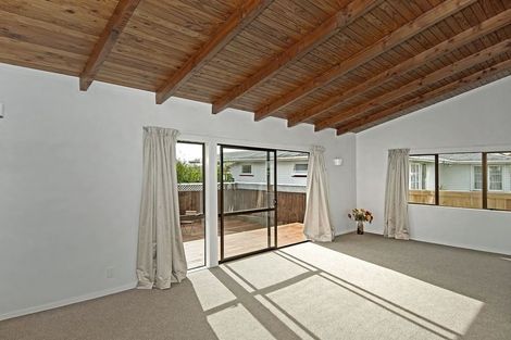 Photo of property in 2a Rixon Place, Te Atatu Peninsula, Auckland, 0610