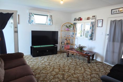 Photo of property in 13 Linklater Avenue, Foxton Beach, Foxton, 4815