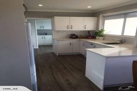 Photo of property in 8 Halcombe Place, Green Bay, Auckland, 0604