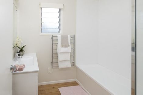 Photo of property in 72a Marine Parade, Mellons Bay, Auckland, 2014