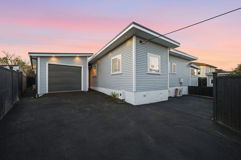 Photo of property in 42a Old Lake Road, Narrow Neck, Auckland, 0624