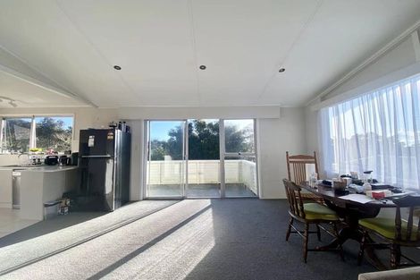 Photo of property in 11 Idyll Place, Northcross, Auckland, 0632