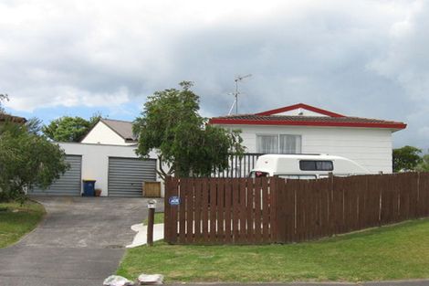 Photo of property in 2/1 Brougham Place, West Harbour, Auckland, 0618