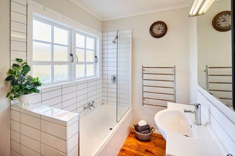 Photo of property in 1 Ecclesfield Grove, Silverstream, Upper Hutt, 5019