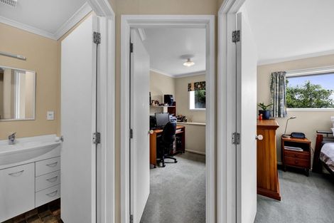 Photo of property in 14 Montana Place, Merrilands, New Plymouth, 4312