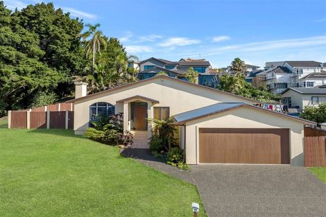 Photo of property in 11 Fairchild Avenue, Goodwood Heights, Auckland, 2105