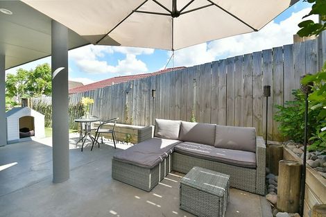 Photo of property in 2/128 Brian Crescent, Stanmore Bay, Whangaparaoa, 0932