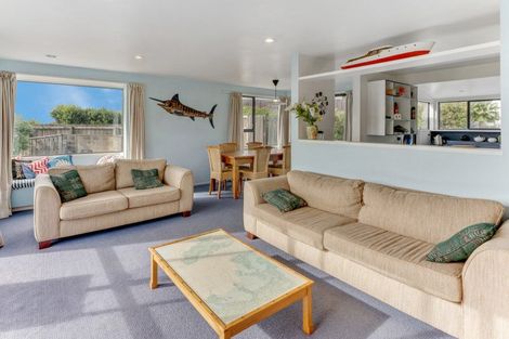 Photo of property in 17 Oratia Street, Waikanae Beach, Waikanae, 5036