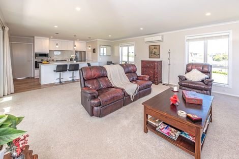 Photo of property in 37 Golf Vue Place, Castlecliff, Whanganui, 4501