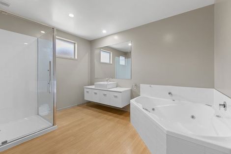 Photo of property in 10e Long Place, Frankleigh Park, New Plymouth, 4310