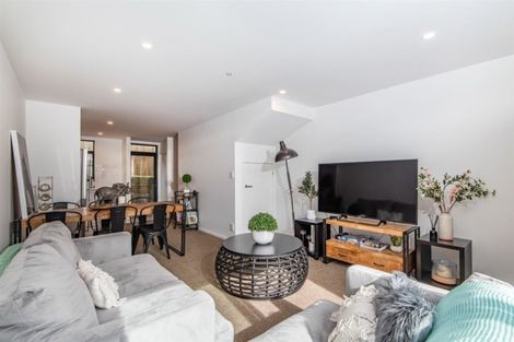 Photo of property in 3/15 Chivalry Road, Glenfield, Auckland, 0629