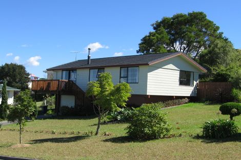 Photo of property in 4 Kayle Glen, West Harbour, Auckland, 0618