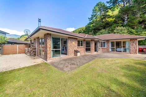 Photo of property in 8 Beechwood Way, Te Marua, Upper Hutt, 5018